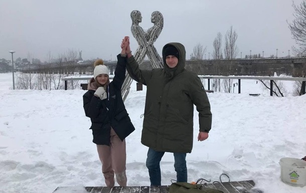 Пара украинцев решила сковать себя цепью на три месяца