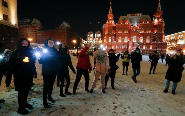 У РФ пройшли акції з ліхтариками на підтримку Навального