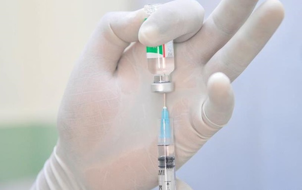 Фактчек: чи помер хтось від вакцини проти коронавірусу?