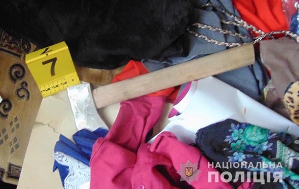 У Києві жінка  будила  сокирою співмешканця, який заснув