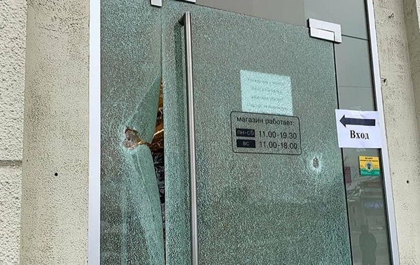 В Харькове неизвестные разгромили витрины магазина