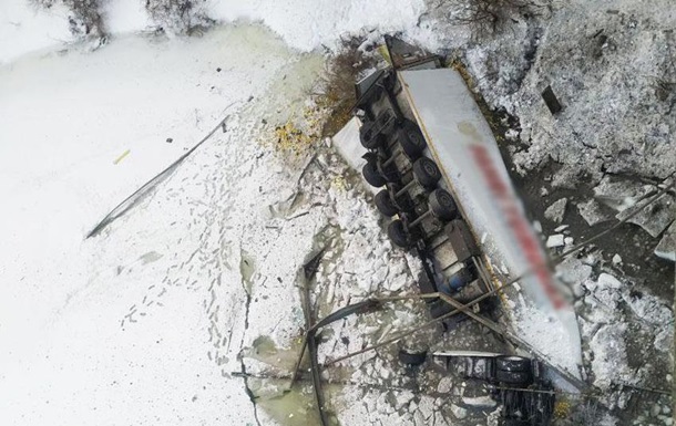 У Чернігівській області вантажівка впала в річку
