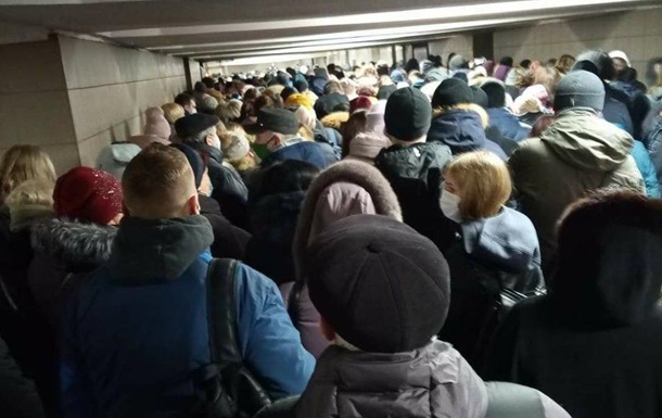 У метро Києва утворилася величезна черга
