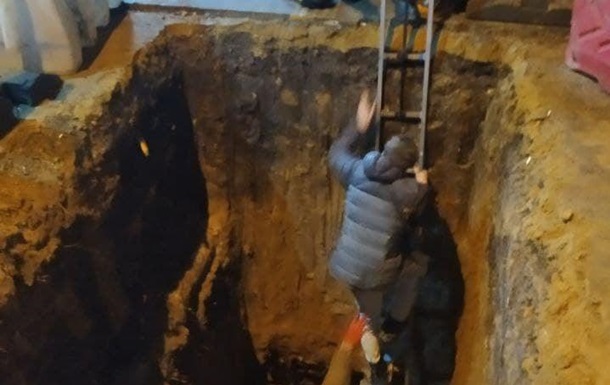 В Одесі хлопець на вулиці впав у глибоку яму