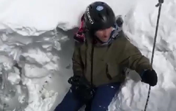 На Ельбрусі сноубордисти повисли над прірвою