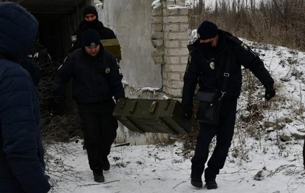 На Донбасі знайдено велику схованку зі зброєю