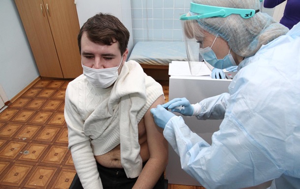 Вакцинація від COVID-19 почалася в Полтавській і Чернівецькій областях