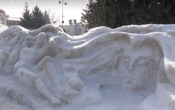У Луцьку з 50 тонн снігу створили Лесю Українку