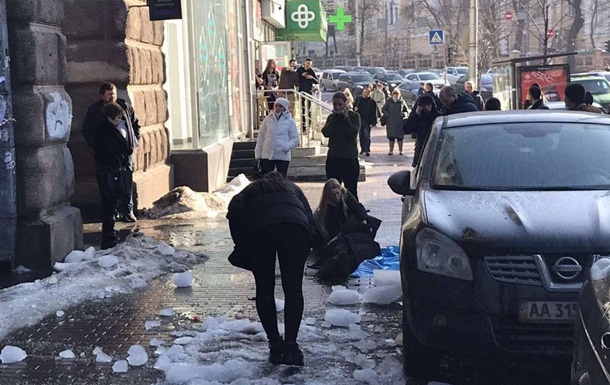 У Києві на перехожу впала брила льоду
