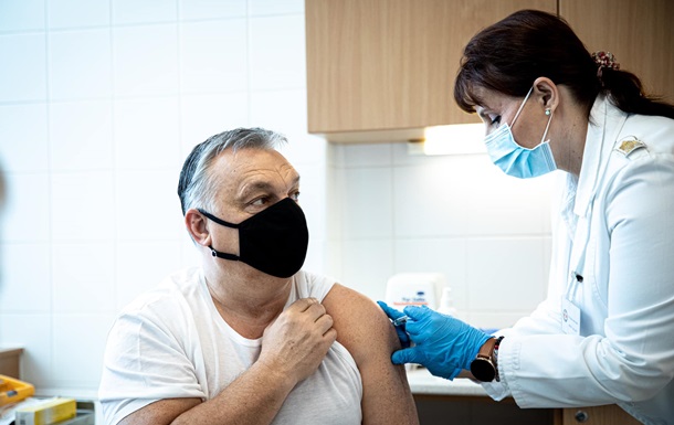 Орбан вакцинувався від коронавірусу китайською вакциною