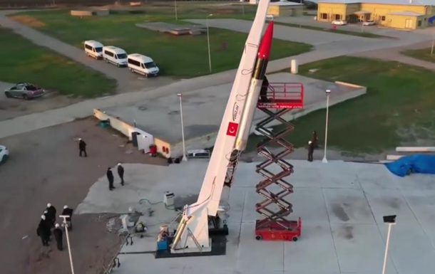 Туреччина створила гібридну ракету для польоту на Місяць