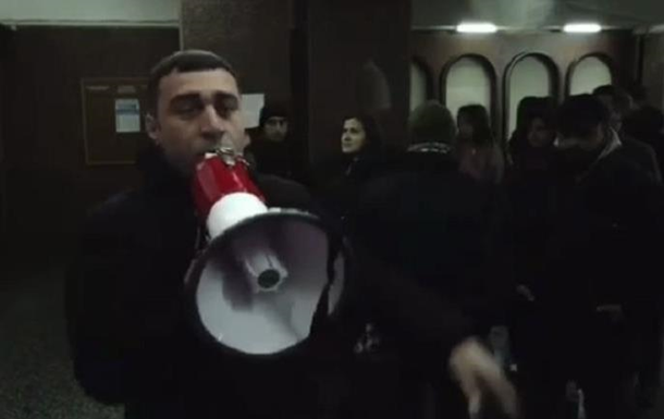 У Єревані протестувальники увійшли в будинок уряду