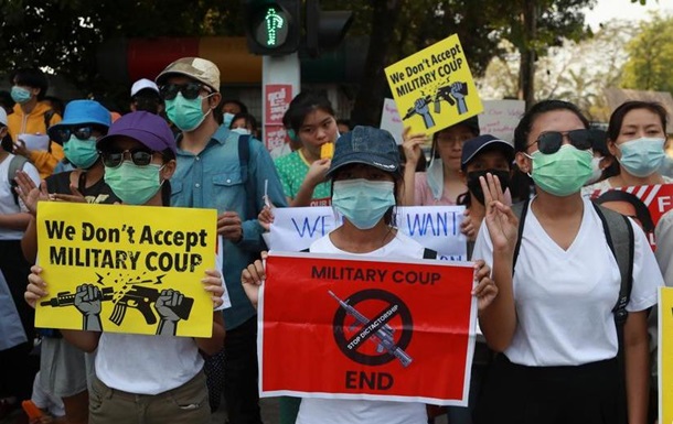 Заколот у М янмі: глава уряду постала перед контрольованим військовими судом
