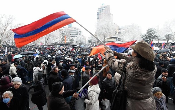 У Вірменії відбулися нові мітинги  за  і  проти  Пашиняна 