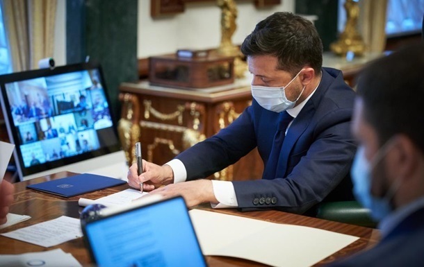 Зеленский подписал закон об электронных трудовых книжках