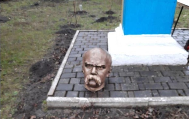 На Прикарпатті знайшли вандалів, які обезголовили пам ятник Шевченку