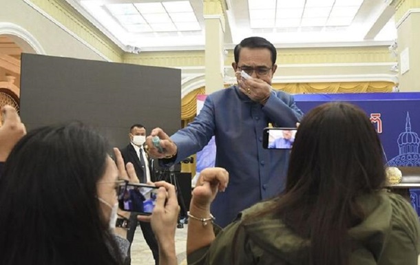 Прем єр Таїланду оббризкав журналістів антисептиком