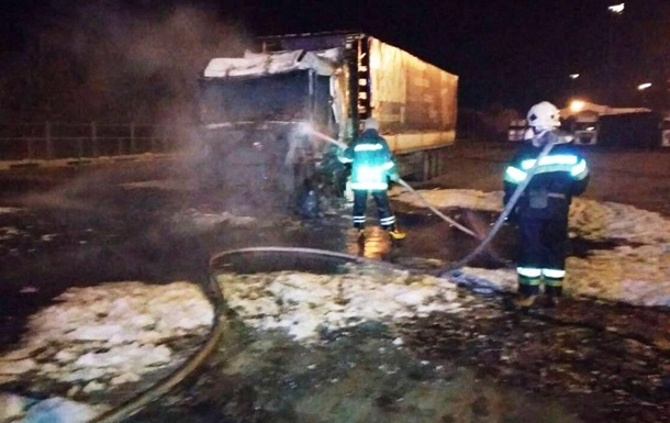На Харьковщине на границе с РФ загорелся грузовик