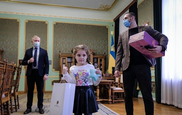 Скандал в детсаду Черновцов: девочка получила подарки от Зеленского