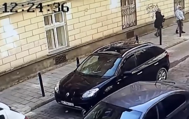 У Львові шматки фасаду будинку впали на авто