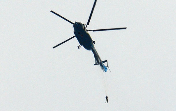 На відео потрапив парашутист, який зачепився за вертоліт