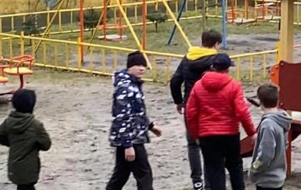 У Львові підлітки лякали дітей пістолетом