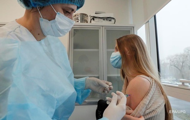 В Украине начали делать вторую COVID-прививку 