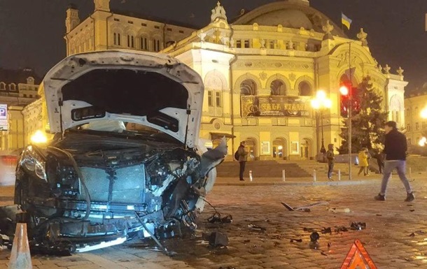 У центрі Києва сталося лобове зіткнення авто