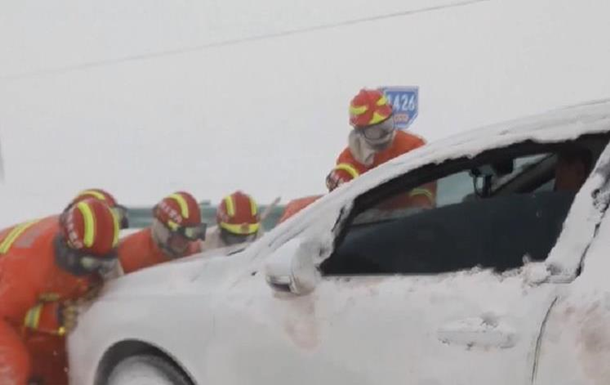 У Китаї десятки авто потрапили в снігову пастку