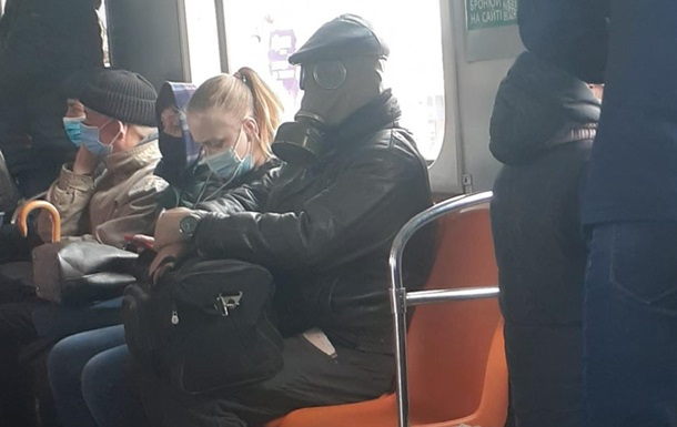 У метро Києва помітили пасажира в протигазі