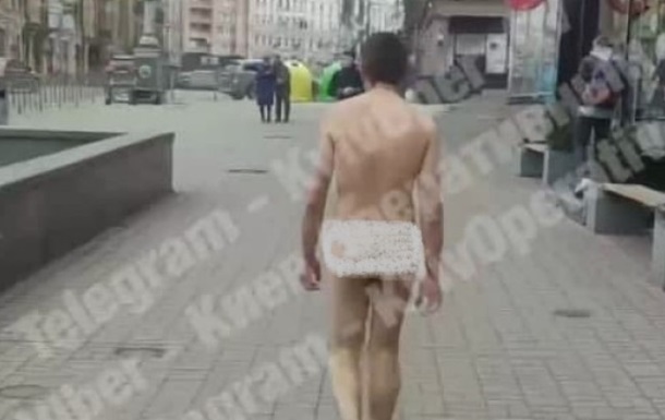 В центре Киева голый мужчина прыгнул в подземный переход