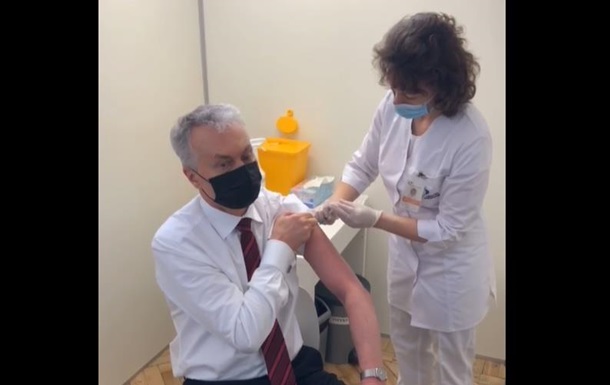 Президент Литвы сделал прививку вакциной AstraZeneca
