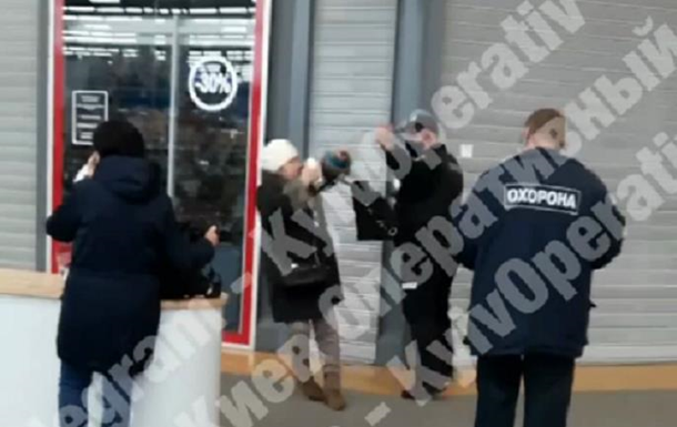 У супермаркеті Києва охоронець бив жінку в обличчя