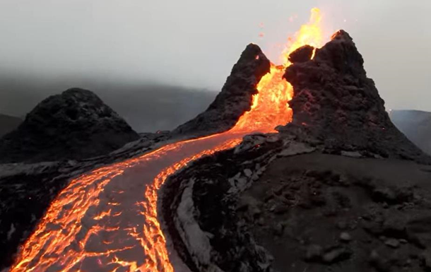 Дроны сняли зрелищное видео извержения вулкана
