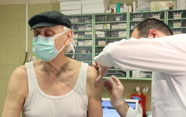 У Києві почали вакцинувати людей, старших за 80 років