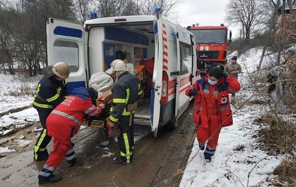 Под Харьковом мужчину несли к скорой два километра