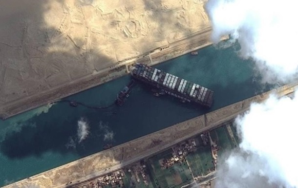 У Суецькому каналі вдалося зрушити контейнеровоз