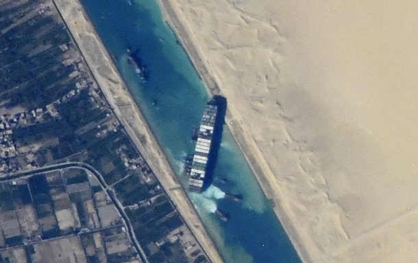З космосу сфотографували заблокований Суецький канал