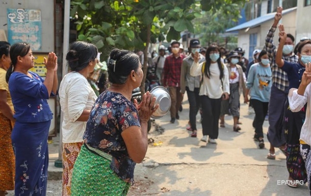 В Мьянме начался  мусорный бунт 