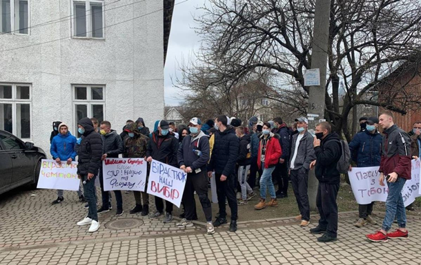 Біля ОВК зібралися мітинги за Вірастюка і Шевченка
