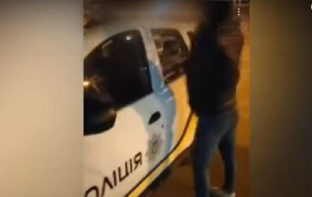 Хулиганы мочились на авто полиции и снимали видео