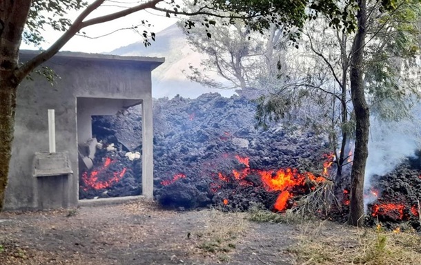 Вулканічна лава в Гватемалі поглинула будинок
