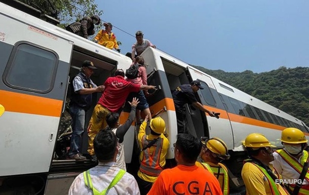 На Тайвані під час аварії поїзда загинули десятки людей