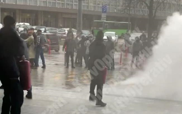 У Києві бійку біля ТЦ припинили вогнегасниками