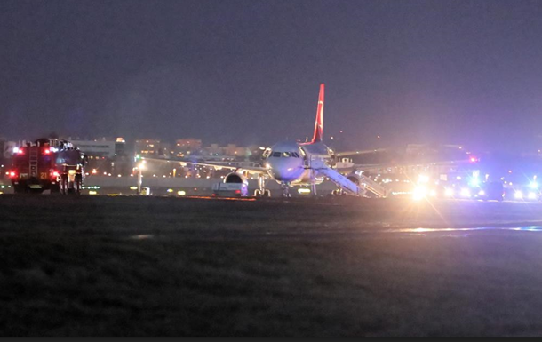 Пасажирів варшавського аеропорту евакуювали через  мінування 