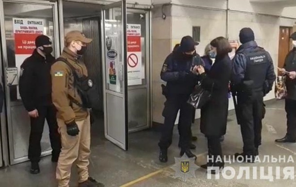 По Киеву ходят копы с громкоговорителями и требуют соблюдать карантин