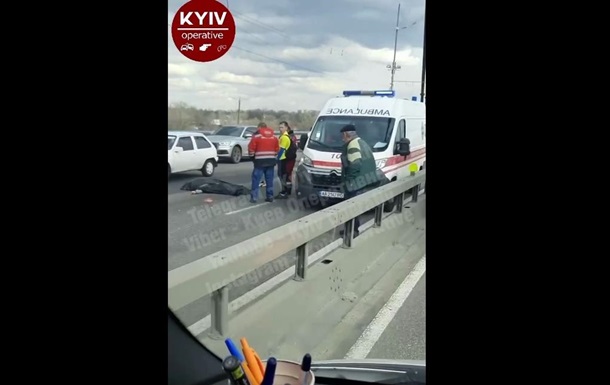 У Києві з моста на дорогу впала людина