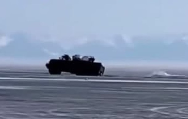 На озері Байкал під лід провалилися дві вантажівки