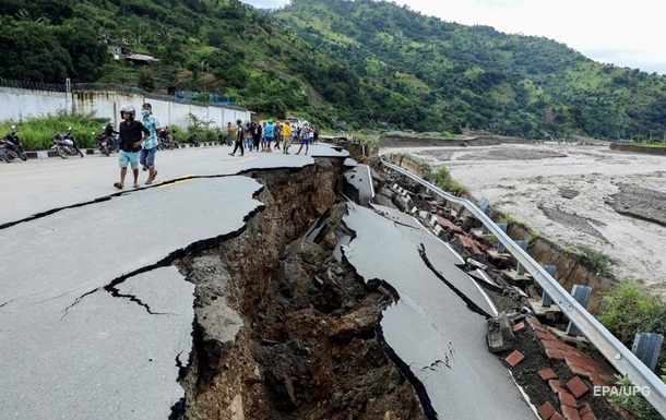 В Индонезии число жертв наводнений выросло до 157 