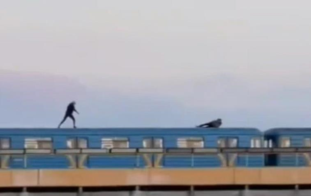 В Киеве два экстремала проехались на крыше метро